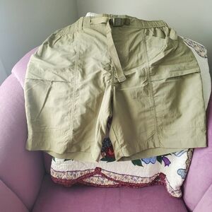 Eddie Bauer Men's cargo shorts new with tags size Medium